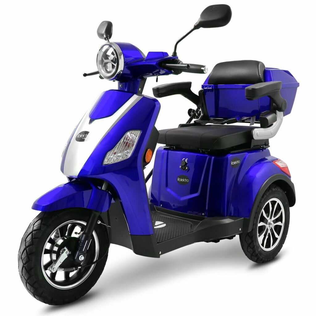 Blauwe driewielige elektrische scootmobiel met rugleuning, spiegels en achterkoffer.
