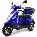 Blauwe driewielige elektrische scootmobiel met rugleuning, spiegels en achterkoffer.