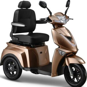 Bronzen driewielige scootmobiel met hoge rugleuning, armleuningen en spiegels, zijaanzicht.