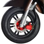 Detail van het voorwiel van een scooter met schijfrem en rode remklauw.