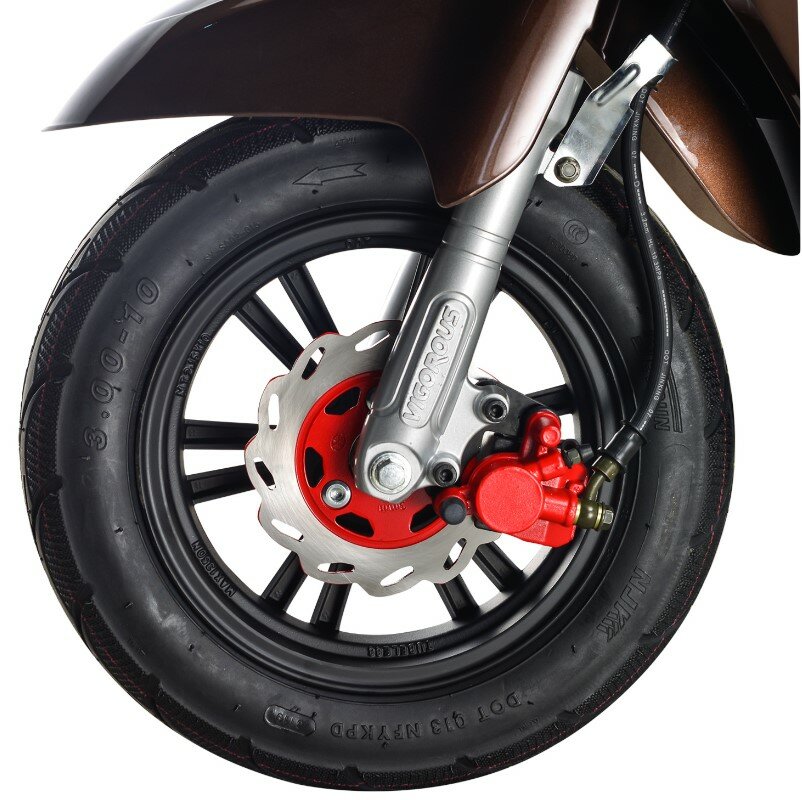 Detail van het voorwiel van een scooter met schijfrem en rode remklauw.