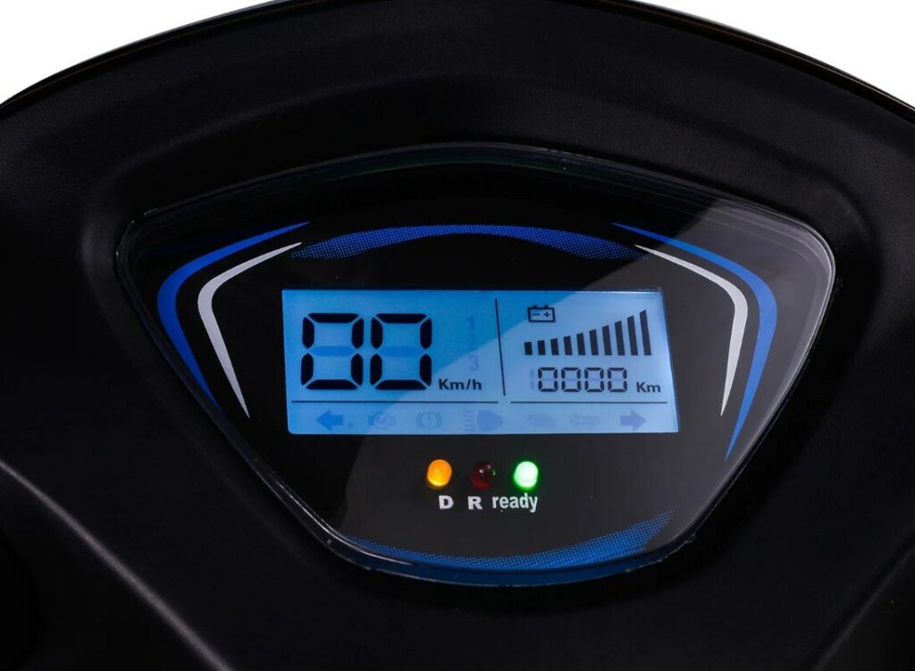 Close-up van een blauw verlicht digitaal dashboard van een elektrische scooter met snelheid en accuniveau.