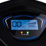 Close-up van een blauw verlicht digitaal dashboard van een elektrische scooter met snelheid en accuniveau.
