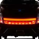 Achterzijde van een scootmobiel met felle rode LED-achterlichten en knipperlichten.