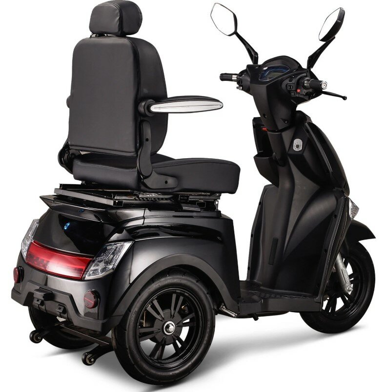 Zwarte driewielige scootmobiel met hoge rugleuning, armleuningen en spiegels, rechtsachteraanzicht.