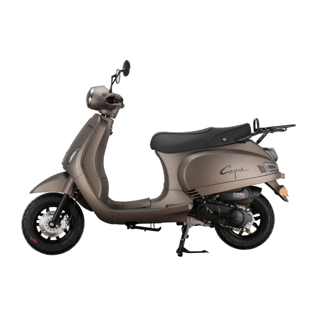 Bruine retro scooter in zijaanzicht op witte achtergrond, met zwart zadel en bagagedrager.