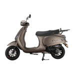 Bruine retro scooter in zijaanzicht op witte achtergrond, met zwart zadel en bagagedrager.