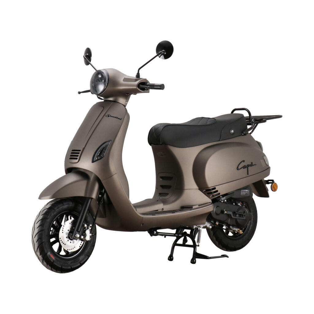 Matte bronskleurige retro scooter met zwart zadel en twee spiegels, schuin vooraanzicht op middenbok, op witte achtergrond.