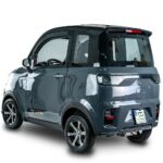 Donkergrijze compacte elektrische microauto, achter-zijaanzicht met LED-achterlichten.