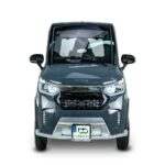 Vooraanzicht van een grijze microauto met LED-koplampen, bilibike-logo en Europees kenteken op witte achtergrond.