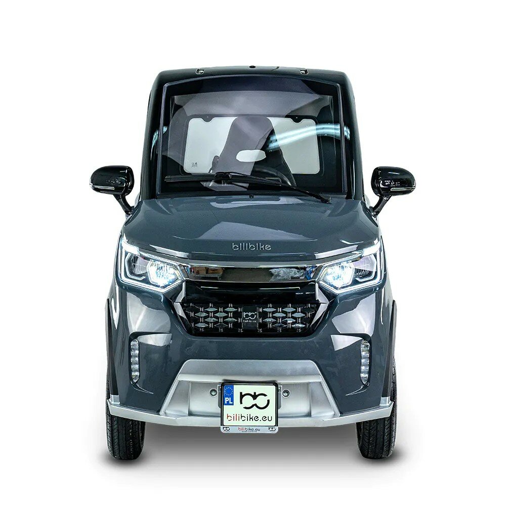 Vooraanzicht van een grijze microauto met LED-koplampen, bilibike-logo en Europees kenteken op witte achtergrond.