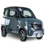 Donkergrijze elektrische microauto met vier wielen, studio-opname op witte achtergrond.