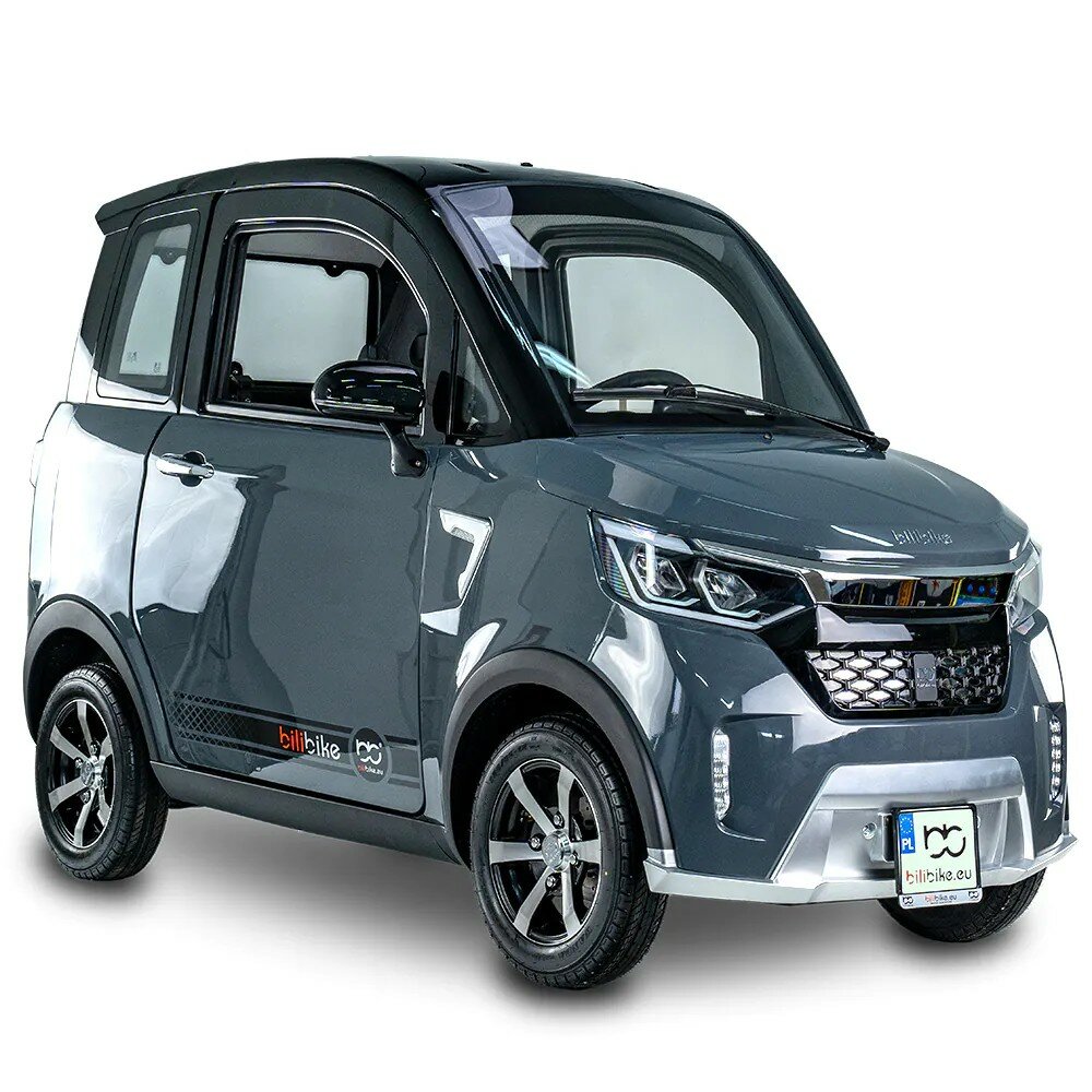 Donkergrijze elektrische microauto met vier wielen, studio-opname op witte achtergrond.