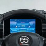 Digitaal dashboard met kleurendisplay achter stuur, snelheid 0 km/u en stand P zichtbaar.