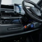 Modern autointerieur met stuur, digitaal instrumentenpaneel en verlichte knoppen