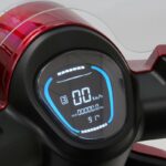 Close-up van een digitaal dashboard van een elektrische scooter met snelheid 0 km/u en 91% batterij.