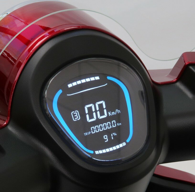Close-up van een digitaal dashboard van een elektrische scooter met snelheid 0 km/u en 91% batterij.