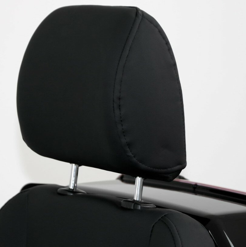 Close-up van een zwarte verstelbare hoofdsteun op een stoel met metalen steunen.