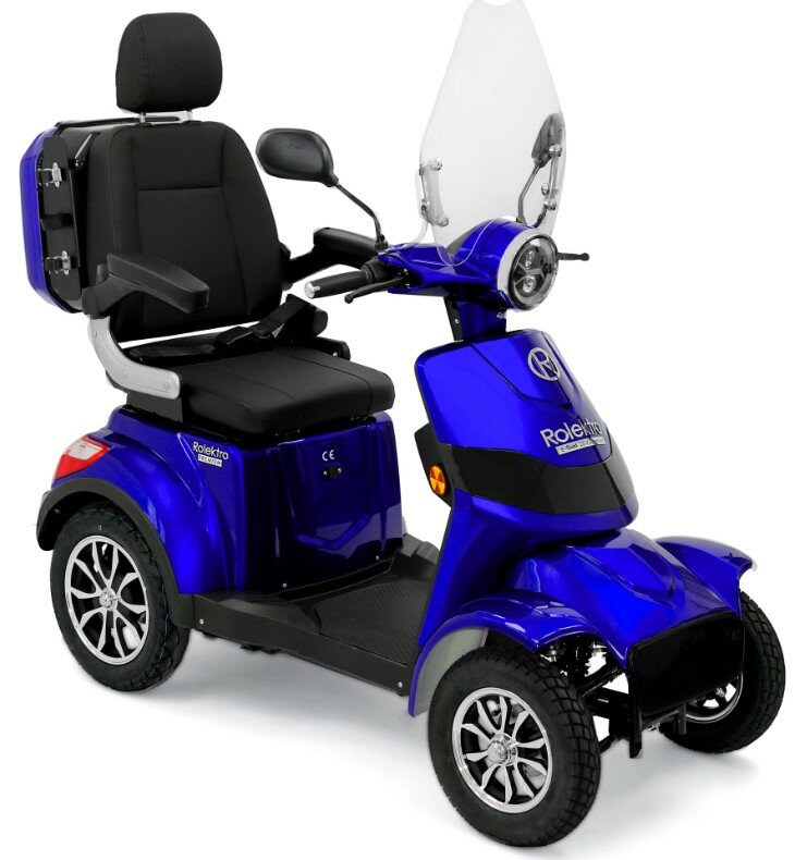 Blauwe vierwielige scootmobiel met windscherm, comfortabele stoel en opbergkoffer.