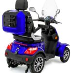 Blauwe elektrische scootmobiel met vier wielen, windscherm, spiegels en achterkoffer.