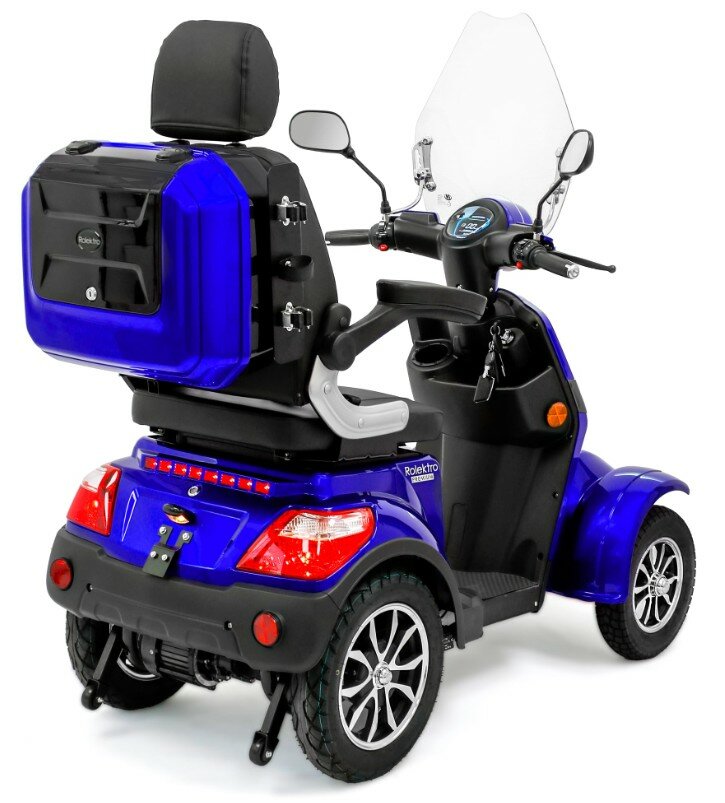 Blauwe elektrische scootmobiel met vier wielen, windscherm, spiegels en achterkoffer.