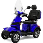 Blauwe vierwiel elektrische scootmobiel met ruit, spiegels en comfortabele stoel.