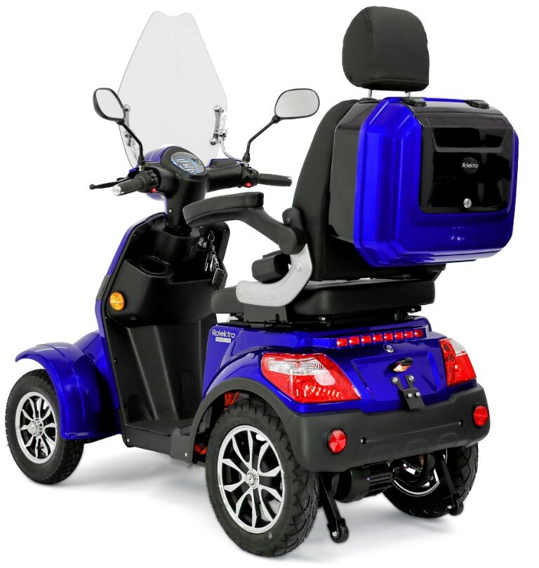 Blauwe vierwiel-scootmobiel met hoge rugleuning, windscherm, spiegels en grote bagagebox achterop.