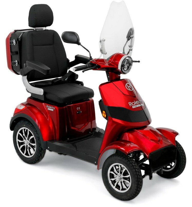 Rode vierwielige scootmobiel met windscherm, comfortabele stoel en koffer achterop.