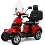 Rode vierwielige scootmobiel met windscherm, comfortabele stoel met armleuningen en koffer.