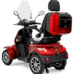 Rode vierwielige scootmobiel met hoge rugleuning, windscherm en achterkoffer, driekwart van achteren.