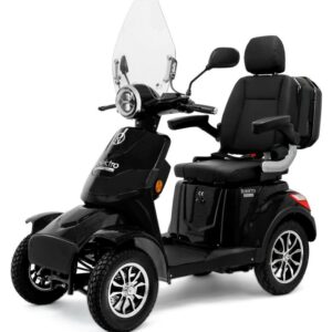 Zwarte vierwiel-scootmobiel met hoge rugleuning, armsteunen, ruit, spiegels en koplamp.
