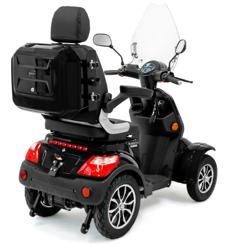 Zwarte vierwiel-scootmobiel met windscherm, spiegels, armleuningen en grote achterkoffer.