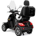 Zwarte vierwielige scootmobiel met ruit, spiegels en topkoffer op witte achtergrond.