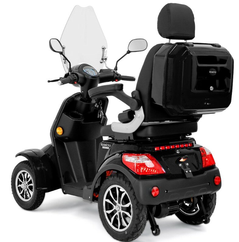 Zwarte vierwielige scootmobiel met ruit, spiegels en topkoffer op witte achtergrond.
