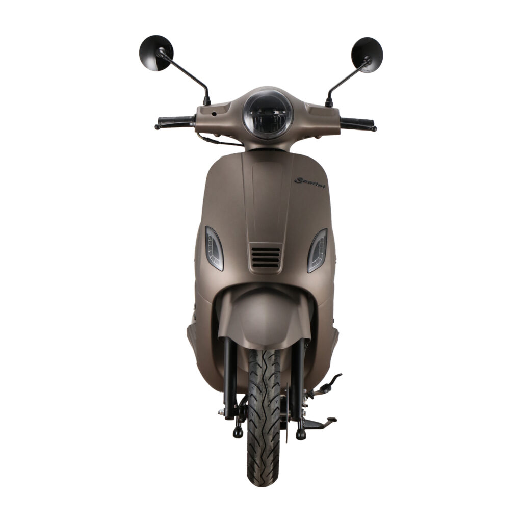 Vooraanzicht van een matte bronskleurige scooter met ronde koplamp en spiegels.