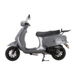 Grijze retro-scooter in zijaanzicht op witte achtergrond, met bagagedrager en standaard omlaag.