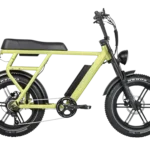 Limegroene elektrische fatbike met lange zadelbank, voorlamp, spatborden en dikke Kenda-banden, zijaanzicht