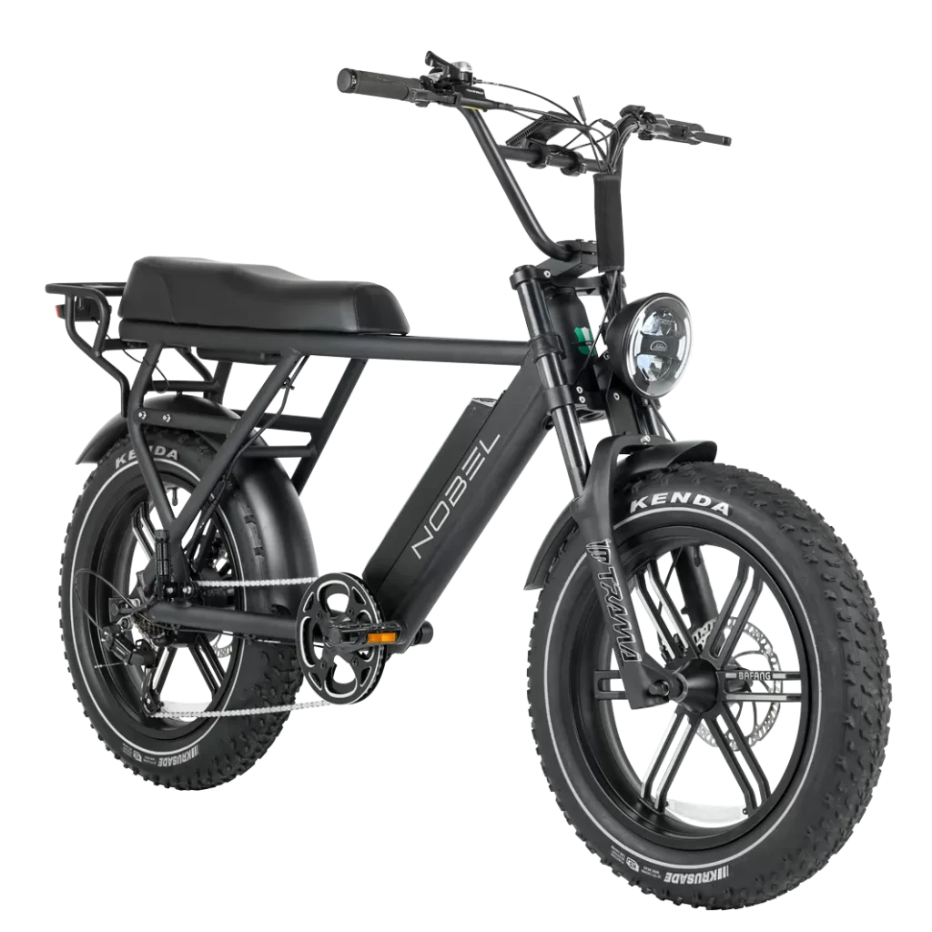 Zwarte fatbike e-bike met lange zadelbank, dikke Kenda-banden en ronde LED-koplamp.