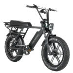 Zwarte fatbike e-bike met lange zadelbank, dikke Kenda-banden en ronde LED-koplamp.