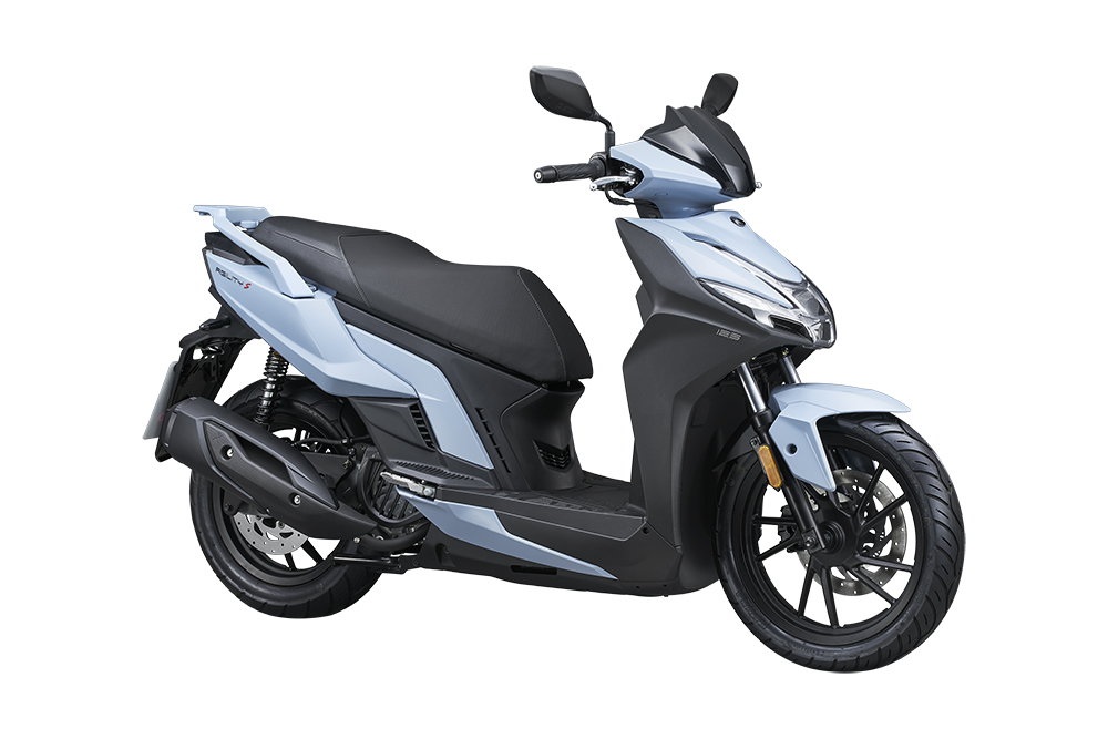 Moderne lichtblauwe scooter met sportieve styling, zijaanzicht op witte achtergrond.