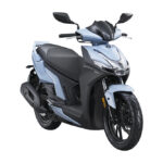 Moderne lichtblauwe scooter met zwart zadel en sportieve lijnen, driekwart vooraanzicht op witte achtergrond.