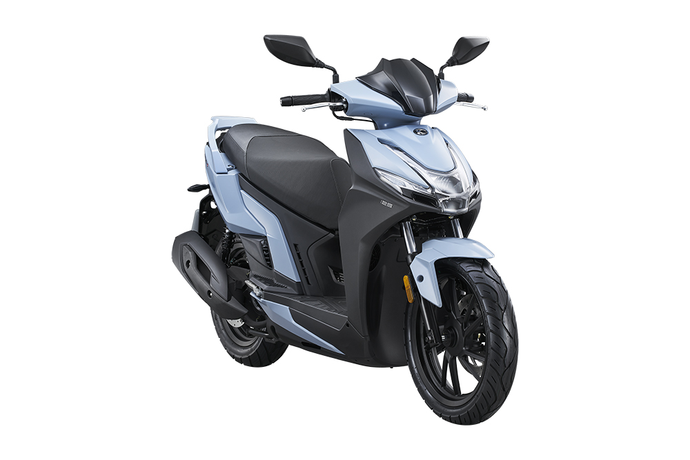 Moderne lichtblauwe scooter met zwart zadel en sportieve lijnen, driekwart vooraanzicht op witte achtergrond.