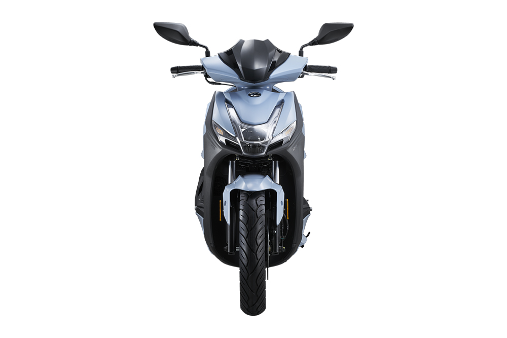 Vooraanzicht van een moderne lichtblauwe scooter met LED-koplampen op witte achtergrond.