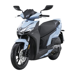 Lichtblauwe moderne scooter met zwart zadel en voorste schijfrem, op witte achtergrond.