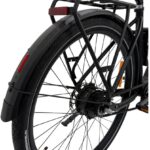 Achterwiel van een zwarte stadsfiets met bagagedrager, spatbord, reflector en naafversnelling.