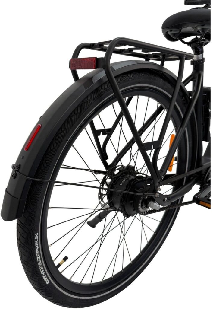 Achterwiel van een zwarte stadsfiets met bagagedrager, spatbord, reflector en naafversnelling.