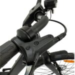 Close-up van het stuur, remhendel en koplamp van een zwarte fiets met voorwiel en spatbord.