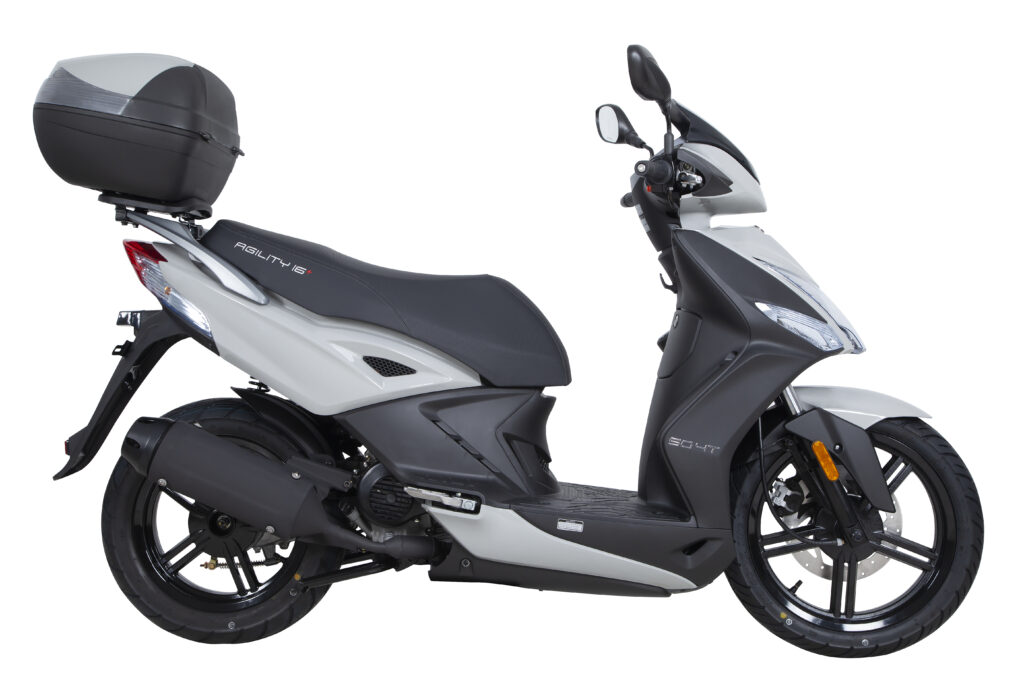 Zwart-witte scooter met topkoffer, zijaanzicht op witte achtergrond.