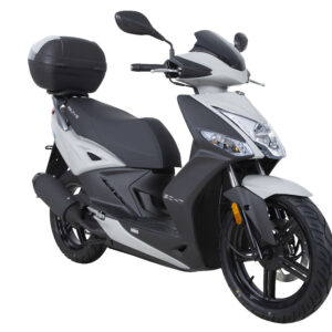 Wit-zwarte moderne scooter met topkoffer, driekwart vooraanzicht op witte achtergrond.