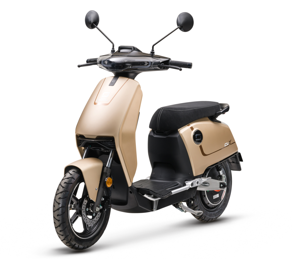 Goudkleurige elektrische scooter met modern ontwerp, schuin vooraanzicht op witte achtergrond.